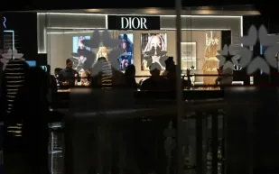 ديور تكسر القوالب التقليدية بإعلان مشترك لمجموعة جوناثان أندرسون 