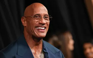 دوين جونسون يروي قصة طفولته المضطربة وانعكاسها على مسيرته الفنية 