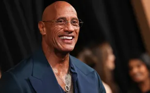 دوين جونسون يكشف سر نجاحه.. مهارة من WWE قادته إلى "غولدن غلوب"!