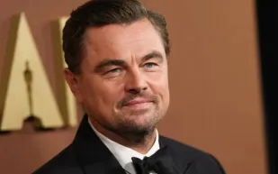 ليوناردو دي كابريو يتألق برولكس فاخرة في غولدن غلوب.. تعرف على سعرها (فيديو)