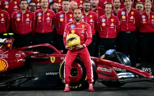 لويس هاميلتون يحتفل بالذكرى الـ75 للفورمولا 1 مع فيراري.. ما سر البطاقة الماسية؟