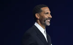 حوار صريح بين ريو فرديناند ووزير الرياضة حول مستقبل الكرة السعودية (فيديو)