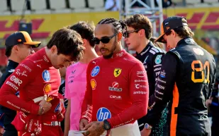 فيراري تعيد التفكير في عجلة القيادة 2026.. هل تظهر بصمة هاميلتون؟