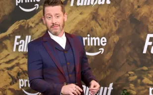 ماكولي كولكين يعود بعد 35 عامًا: أيقونة التسعينيات على مسرح غولدن غلوب