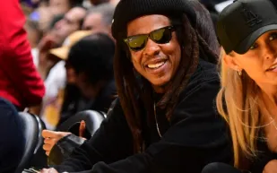 جاي زي يقتني "رولز-رويس بوَت تيل".. أغلى سيارة في عالم الراب هذا سعرها (فيديو)