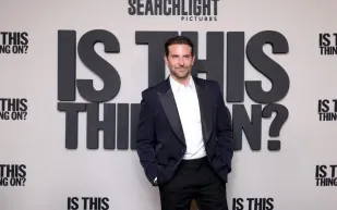 كيف أعاد "ستاند آب كوميدي" زوجة لزوجها؟ برادلي كوبر يكشف الأسرار (فيديو)