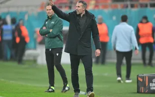 لحظة مؤثرة: ردة فعل روبن فان بيرسي بعد إصابة نجله في الدوري الأوروبي (فيديو)