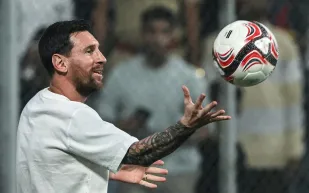 ميسي كاد أن يُحرم من منتخب الأرجنتين للشباب.. ما القصة؟