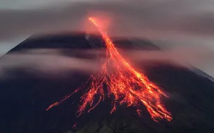 بركان إندونيسي يشهد ظاهرة الحمم الزرقاء الخلابة (فيديو)