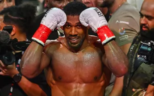 أنطوني جوشوا يودّع صديقيه بكلمات مؤثرة.. ماذا قال؟