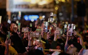 11,787 طائرة تُحول السماء إلى لوحة ثلاثية الأبعاد (فيديو)