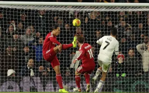 نجوم التاريخ يصنعون الفارق.. إحصاءات أهداف مباريات آرسنال ضد ليفربول