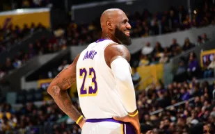 ليبرون جيمس يكشف سر إطلالته المميزة: إطلالتي اليوم من اختيار ابنتي!