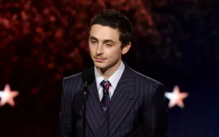 تيموثي شالاميه يتألق بسلسلة «Marty Supreme» المرصعة بالألماس