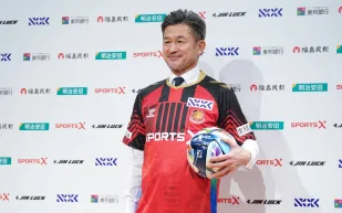 الملك كازو يعود إلى دوري المحترفين الياباني بعد غياب 4 سنوات