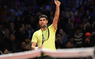 بداية نارية لعام 2026.. كارلوس ألكاراز يُسقط المصنف الأول عالميًا في قمة كورية (فيديو)