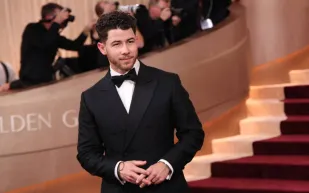 نيك جوناس يتحدث عن شغفه بالموضة والمشاريع الفنية في عام 2026