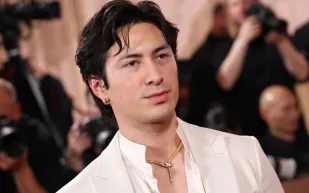 رمزية الأفعى وأناقة أرماني.. هادسون ويليامز يبرز بين نجوم الغولدن غلوب