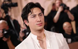 هدسون ويليامز: من نجم مسلسل إلى أيقونة في الأناقة الرجالية 