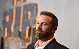 بن أفليك يتحدى الخمسين بجسد "باتمان".. ما سر عضلاته الفولاذية؟