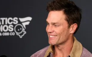 توم برادي يفتح قلبه: كيف أثرت الأزمات العائلية على قراره بالاعتزال؟ (فيديو)