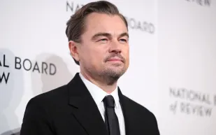 مغنية تسخر من "قاعدة العمر" عند ليوناردو دي كابريو.. ماذا قالت؟ (فيديو)