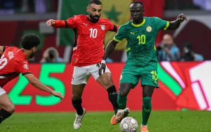 عناق ماني لصلاح بعد الهزيمة.. ماذا وراء هذه اللفتة المؤثرة؟ (فيديو)