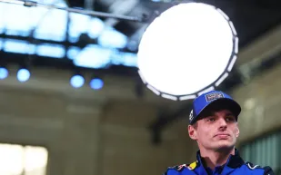 ماكس فيرستابن في صدارة الجدل بعد رد صديقته على انتقادات فارق العمر