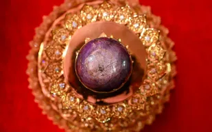 الكشف عن أكبر ياقوت أرجواني نجمي.. أين تم اكتشافه وكم يبلغ سعره؟