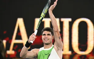 كارلوس ألكاراز يتحول لجامع كرات في  أستراليا المفتوحة 2026 (فيديو)