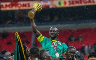 بعد ولادة طفله الأول.. ماني يشارك فرحة التتويج مع زوجته الشابة في أمم أفريقيا