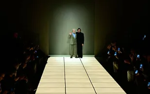 للمرة الأولى بلا مؤسسها.. "أرماني" تدشن حقبة جديدة بعرض تاريخي في ميلانو (فيديو)