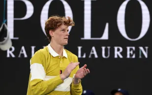 سينر يحقق فوزًا في أستراليا المفتوحة ويصفق لزميله بعد انسحابه (فيديو)