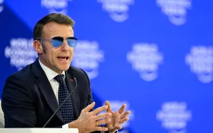 لماذا ارتدى ماكرون نظارات شمسية في منتدى دافوس؟ (فيديو)