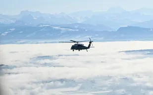 طائرة هليكوبتر سياحية تختفي فوق أحد أكثر البراكين نشاطًا في اليابان