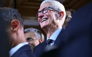 آيفون 17 يكتسح الأسواق العالمية.. كيف حققت آبل أفضل ربع مالي في تاريخها؟