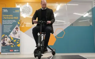 الأمير ويليام يختبر سكوتر المستقبل في بريستول.. ومحطته القادمة السعودية (فيديو)