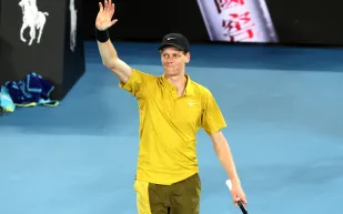 الحرارة الشديدة توقف اللعب في بطولة أستراليا المفتوحة وسينر يُجبر على التوقف (فيديو)