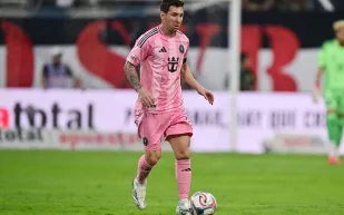 دموع وعناق وقميص تاريخي.. ميسي يحقق حلم العمر للاعب أليانزا ليما (فيديو)