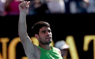 كارلوس ألكاراز يواصل التقدم في أستراليا المفتوحة.. وكوميديا الجماهير لا تتوقف! (فيديو)