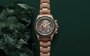 ساعة Daytona Skeleton.. دمج الذهب الوردي مع الياقوت الأخضر لمحبي الفخامة (فيديو)