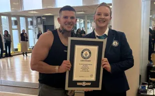 بريطاني يسجل رقم قياسي عالمي في تمارين الضغط البليومتري (فيديو)