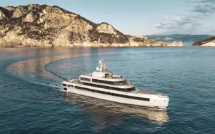 إرث جورجيو أرماني يبحر على متن يخت فاخر بطول 236 قدماً 