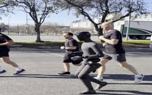 بقدرات فائقة: روبوت يتفوق على البشر في الجري (فيديو)