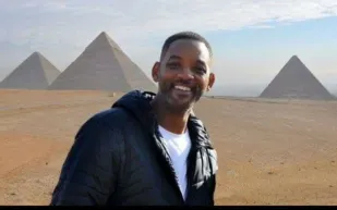 ويل سميث يستكشف أهرامات الجيزة ويقترب من أسرار الحضارة المصرية القديمة (فيديو)