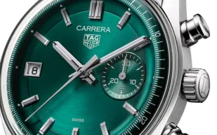 إصدار جديد من TAG Heuer.. ما سر الميناء الأخضر في ساعة Carrera Chronograph؟