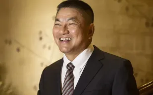 ملياردير في هونغ كونغ يستثمر ربع ماله في الذهب؟