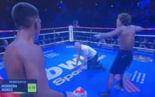 لحظة محرجة.. حكم يسقط أرضًا أثناء مباراة ملاكمة (فيديو)