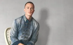 ديور تعزز حضورها بين الشباب.. تفاصيل تعاونها مع درو ستاركي