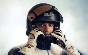 بطل الراليات ياسر سعيدان نجم غلاف مجلة "الرجل" لعدد شهر يناير 2026